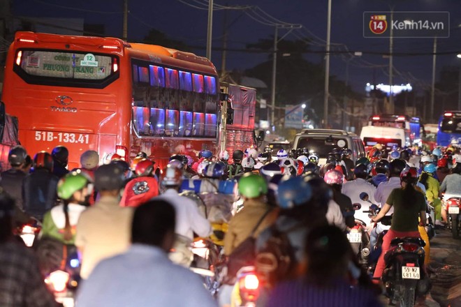 Kết thúc ngày làm việc cuối cùng của năm cũ: Người người vượt khói bụi kẹt xe, hân hoan về quê ăn Tết - Ảnh 26.