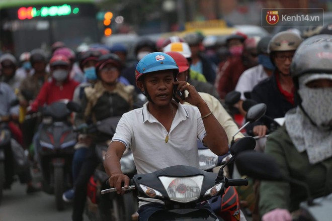 Kết thúc ngày làm việc cuối cùng của năm cũ: Người người vượt khói bụi kẹt xe, hân hoan về quê ăn Tết - Ảnh 20.