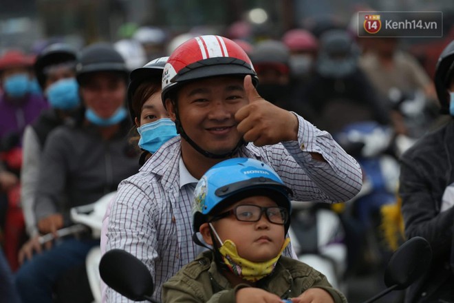 Kết thúc ngày làm việc cuối cùng của năm cũ: Người người vượt khói bụi kẹt xe, hân hoan về quê ăn Tết - Ảnh 25.