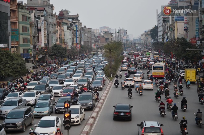 Kết thúc ngày làm việc cuối cùng của năm cũ: Người người vượt khói bụi kẹt xe, hân hoan về quê ăn Tết - Ảnh 15.