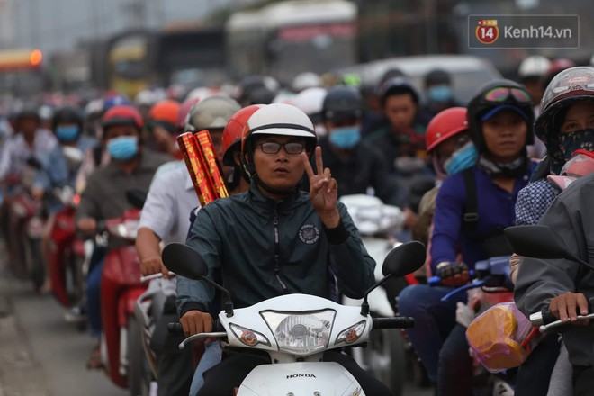 Kết thúc ngày làm việc cuối cùng của năm cũ: Người người vượt khói bụi kẹt xe, hân hoan về quê ăn Tết - Ảnh 19.