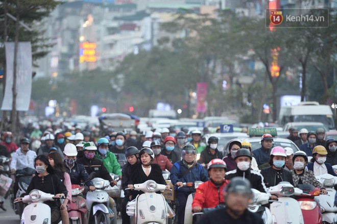 Kết thúc ngày làm việc cuối cùng của năm cũ: Người người vượt khói bụi kẹt xe, hân hoan về quê ăn Tết - Ảnh 14.