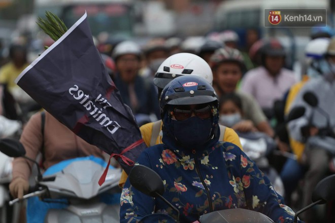 Kết thúc ngày làm việc cuối cùng của năm cũ: Người người vượt khói bụi kẹt xe, hân hoan về quê ăn Tết - Ảnh 18.