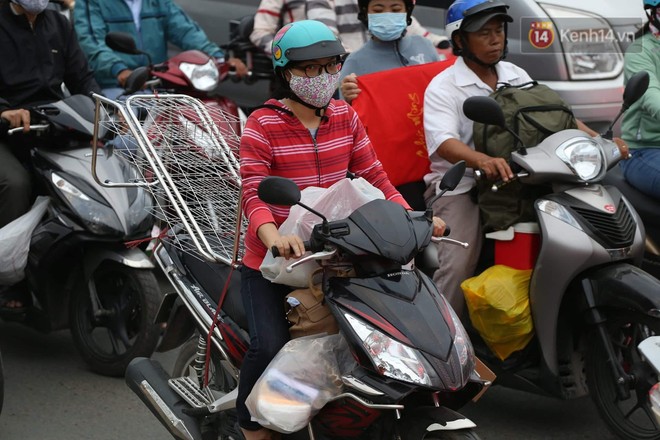 Kết thúc ngày làm việc cuối cùng của năm cũ: Người người vượt khói bụi kẹt xe, hân hoan về quê ăn Tết - Ảnh 23.