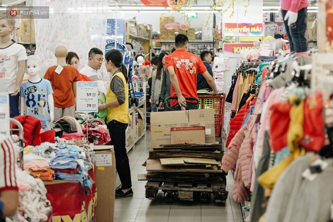 Choáng với cảnh siêu thị ở Hà Nội kín đặc người ngày cuối năm, khách trèo lên cả kệ hàng để mua sắm - Ảnh 7.