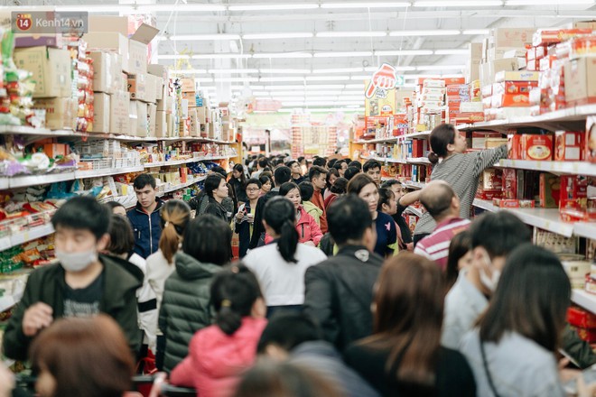 Choáng với cảnh siêu thị ở Hà Nội kín đặc người ngày cuối năm, khách trèo lên cả kệ hàng để mua sắm - Ảnh 4.
