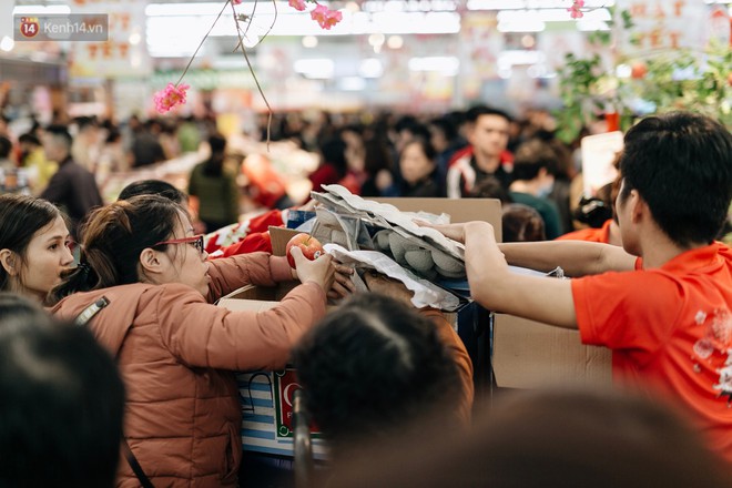 Choáng với cảnh siêu thị ở Hà Nội kín đặc người ngày cuối năm, khách trèo lên cả kệ hàng để mua sắm - Ảnh 11.