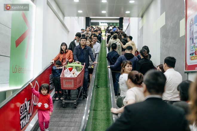 Choáng với cảnh siêu thị ở Hà Nội kín đặc người ngày cuối năm, khách trèo lên cả kệ hàng để mua sắm - Ảnh 1.