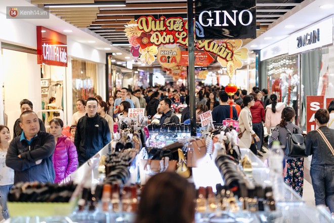 Choáng với cảnh siêu thị ở Hà Nội kín đặc người ngày cuối năm, khách trèo lên cả kệ hàng để mua sắm - Ảnh 2.