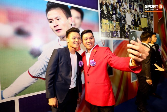 Thanh Nhã Hoàng Thị Loan diện vest cực xinh đi World Cup  2sao