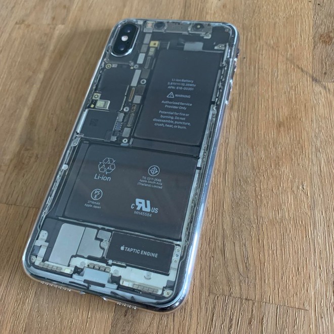 Thử tài lột da iPhone XS để trêu dân mạng, thanh niên bị bắt bài dạy khôn ngượng không tả nổi - Ảnh 1.