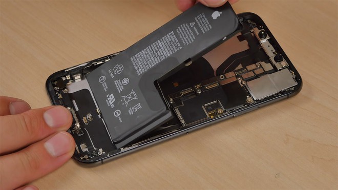 Thử tài lột da iPhone XS để trêu dân mạng, thanh niên bị bắt bài dạy khôn ngượng không tả nổi - Ảnh 3.