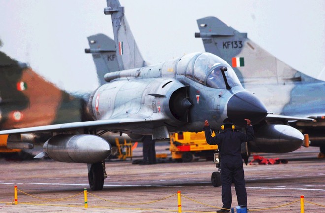 Rơi máy bay Mirage 2000, hai phi công mất mạng vì nhảy dù trúng đống lửa - Ảnh 2.