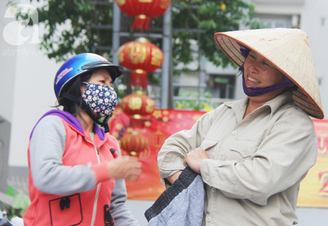 C&acirc;u chuyện ấm l&ograve;ng trước Tết, sạp quần &aacute;o ai c&oacute; đến cho, ai cần đến lấy giữa chung cư S&agrave;i G&ograve;n - Ảnh 16.