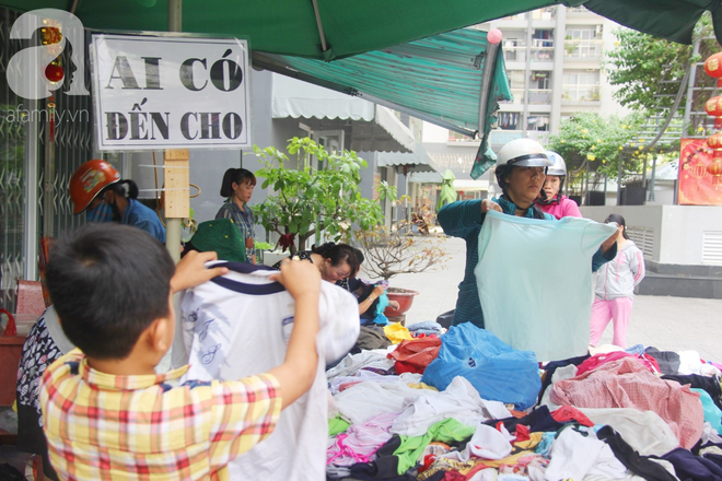 C&acirc;u chuyện ấm l&ograve;ng trước Tết, sạp quần &aacute;o ai c&oacute; đến cho, ai cần đến lấy giữa chung cư S&agrave;i G&ograve;n - Ảnh 4.