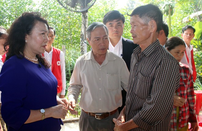 Thứ trưởng Bộ GD-ĐT thăm gia đình 6 học sinh chết đuối ngày Tết ở Quảng Nam - Ảnh 3.