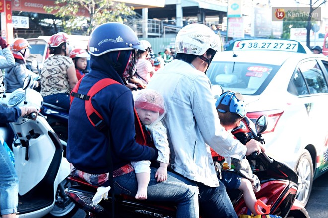 “Biển” người hối hả quay lại thành phố sau Tết gây ùn tắc nghiêm trọng khu vực cửa ngõ Sài Gòn - Ảnh 8.