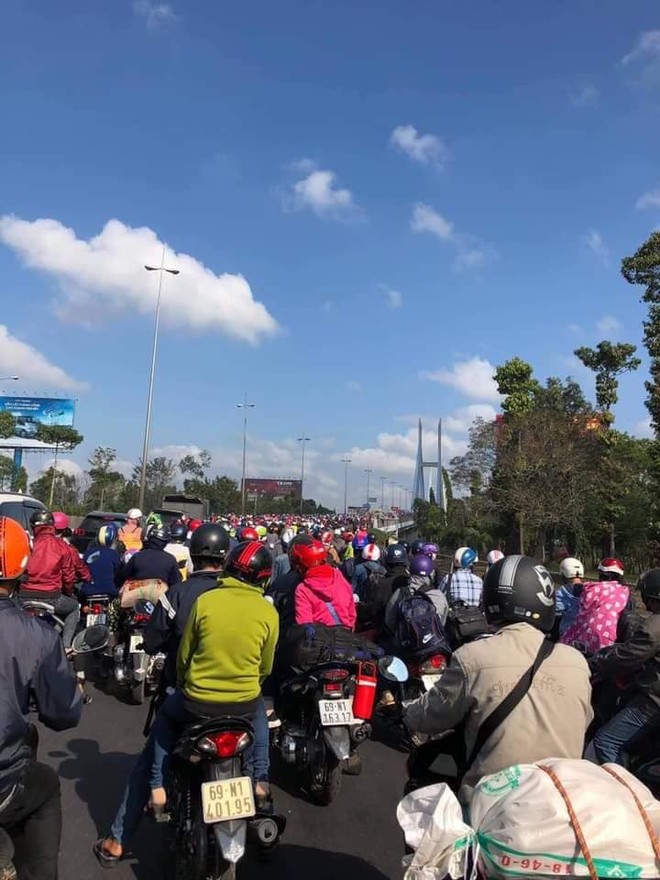 Khoảnh khắc trái ngược trên cầu Mỹ Thuận: Làn đường hướng về Sài Gòn chật kín người, làn ngược lại về miền Tây rộng thênh thang - Ảnh 7.