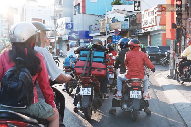 “Biển” người hối hả quay lại thành phố sau Tết gây ùn tắc nghiêm trọng khu vực cửa ngõ Sài Gòn - Ảnh 6.