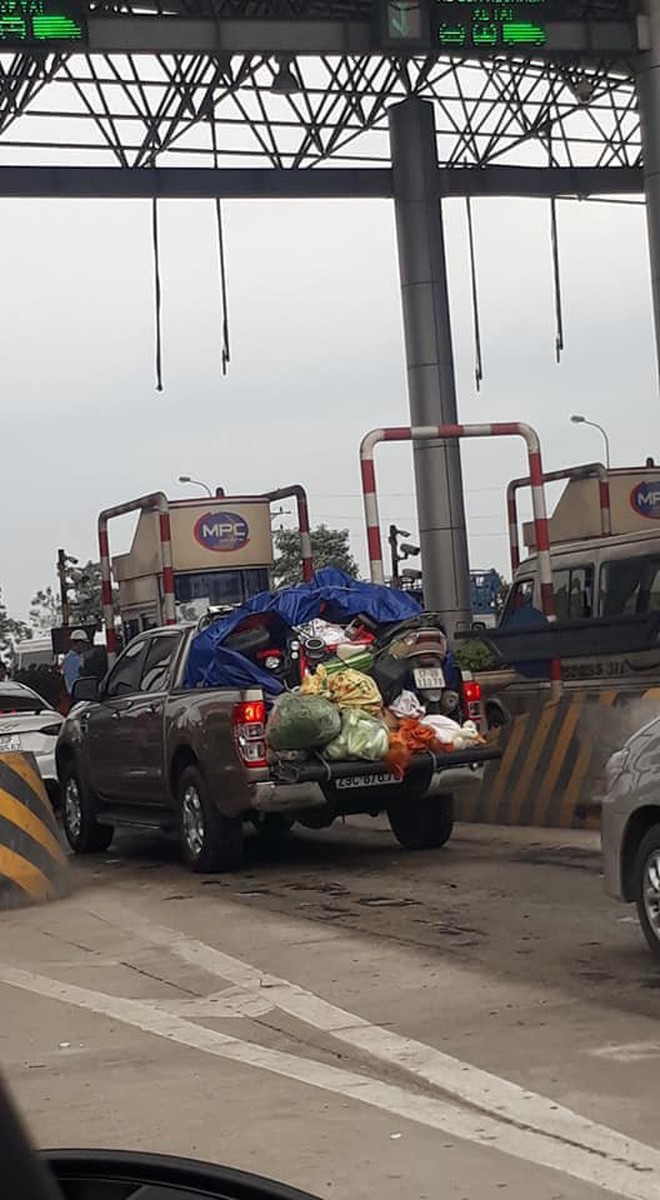 Hình ảnh chuyến xe chở cả quê hương quay lại Thủ đô sau kỉ nghỉ Tết Nguyên đán khiến nhiều người bật cười - Ảnh 2.