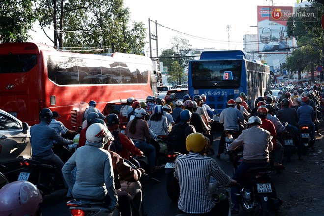 “Biển” người hối hả quay lại thành phố sau Tết gây ùn tắc nghiêm trọng khu vực cửa ngõ Sài Gòn - Ảnh 5.