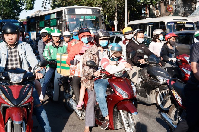 “Biển” người hối hả quay lại thành phố sau Tết gây ùn tắc nghiêm trọng khu vực cửa ngõ Sài Gòn - Ảnh 9.