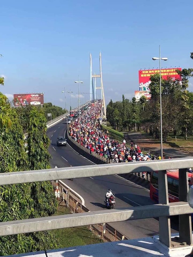 Khoảnh khắc trái ngược trên cầu Mỹ Thuận: Làn đường hướng về Sài Gòn chật kín người, làn ngược lại về miền Tây rộng thênh thang - Ảnh 1.