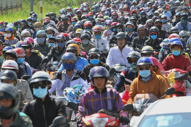 “Biển” người hối hả quay lại thành phố sau Tết gây ùn tắc nghiêm trọng khu vực cửa ngõ Sài Gòn - Ảnh 2.