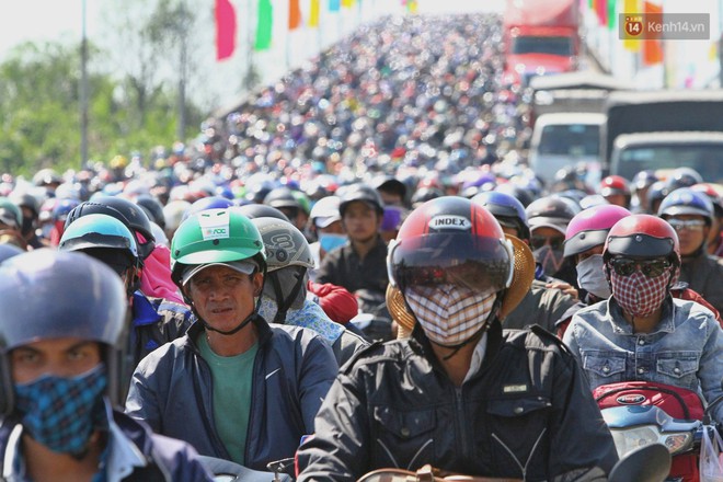 “Biển” người hối hả quay lại thành phố sau Tết gây ùn tắc nghiêm trọng khu vực cửa ngõ Sài Gòn - Ảnh 3.