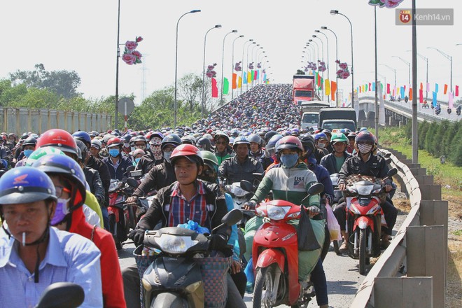 “Biển” người hối hả quay lại thành phố sau Tết gây ùn tắc nghiêm trọng khu vực cửa ngõ Sài Gòn - Ảnh 4.