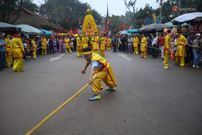 H&#224; Nội: “Tướng b&#224;” 12 tuổi được ngồi tr&#234;n kiệu, bảo vệ nghi&#234;m ngặt tr&#225;nh bị bắt c&#243;c ở hội Gi&#243;ng - Ảnh 4.