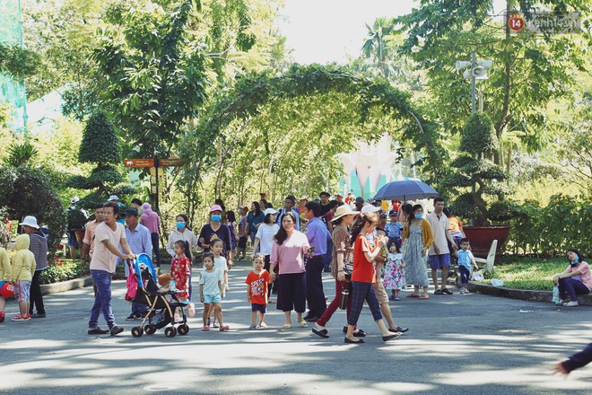 Người Sài Gòn ùn ùn đổ về Thảo Cầm Viên, tranh thủ vui chơi trong ngày nghỉ Tết cuối cùng - Ảnh 1.