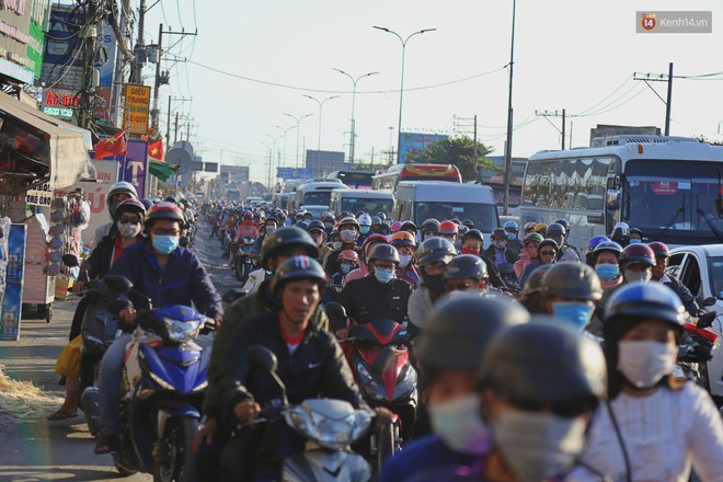 “Biển” người hối hả quay lại thành phố sau Tết gây ùn tắc nghiêm trọng khu vực cửa ngõ Sài Gòn - Ảnh 13.
