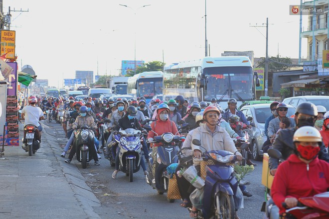 “Biển” người hối hả quay lại thành phố sau Tết gây ùn tắc nghiêm trọng khu vực cửa ngõ Sài Gòn - Ảnh 14.