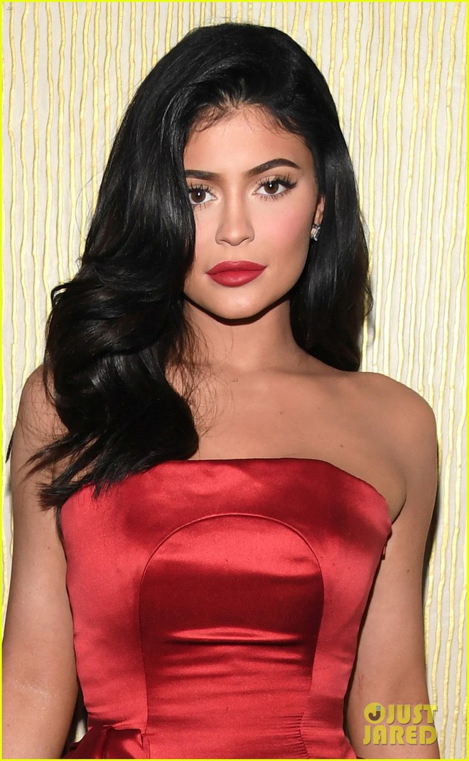 Tiệc tiền Grammy 2019: Kylie Jenner đẹp đến nao lòng, đọ sắc cùng người bố chuyển giới và dàn sao hot - Ảnh 2.