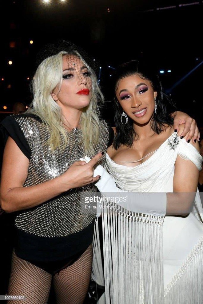 Fangirl Cardi B khi gặp thần tượng Lady Gaga: Đã có kèn Grammy còn tiện tay có thêm phần thưởng khác - Ảnh 2.