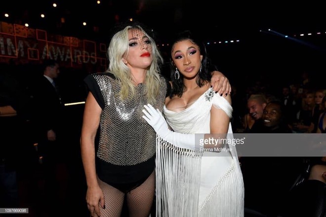 Fangirl Cardi B khi gặp thần tượng Lady Gaga: Đã có kèn Grammy còn tiện tay có thêm phần thưởng khác - Ảnh 1.