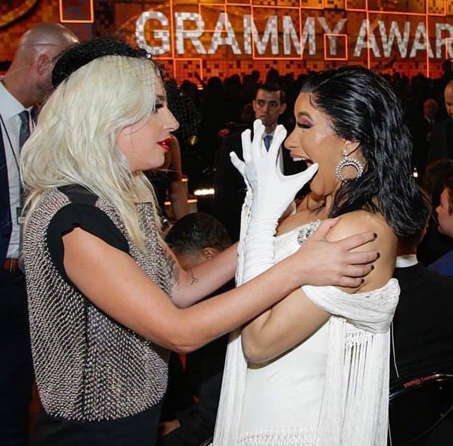 Fangirl Cardi B khi gặp thần tượng Lady Gaga: Đã có kèn Grammy còn tiện tay có thêm phần thưởng khác - Ảnh 4.