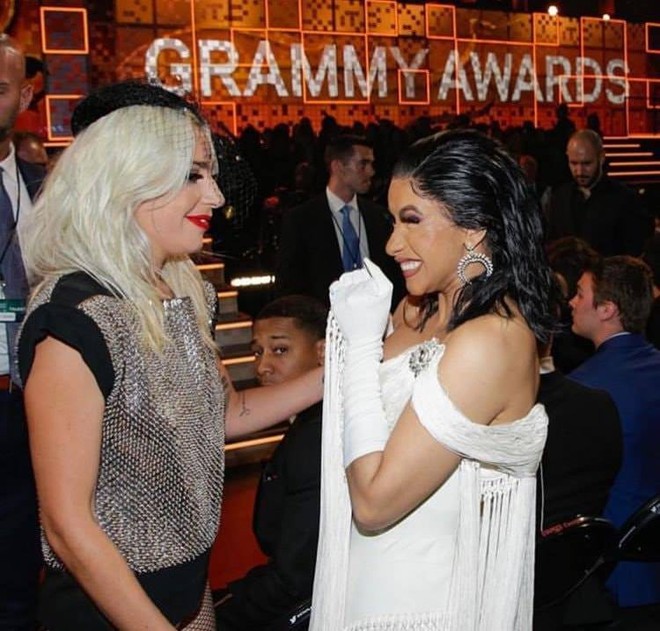 Fangirl Cardi B khi gặp thần tượng Lady Gaga: Đã có kèn Grammy còn tiện tay có thêm phần thưởng khác - Ảnh 3.