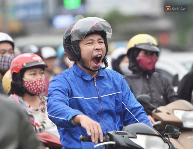 Hà Nội: Người dân vừa chạy xe vừa ngáp ngắn ngáp dài trong buổi sáng làm việc đầu tiên sau kỳ nghỉ Tết Kỷ Hợi - Ảnh 9.