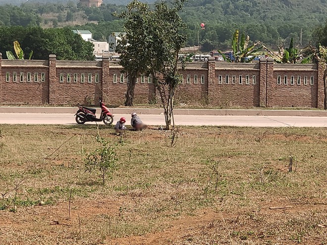 Hai cô gái vô tư tiểu bậy ở bãi đất trống giữa ban ngày, khiến cả gia đình đang ngồi ăn cơm phải đỏ mặt quay đi - Ảnh 2.