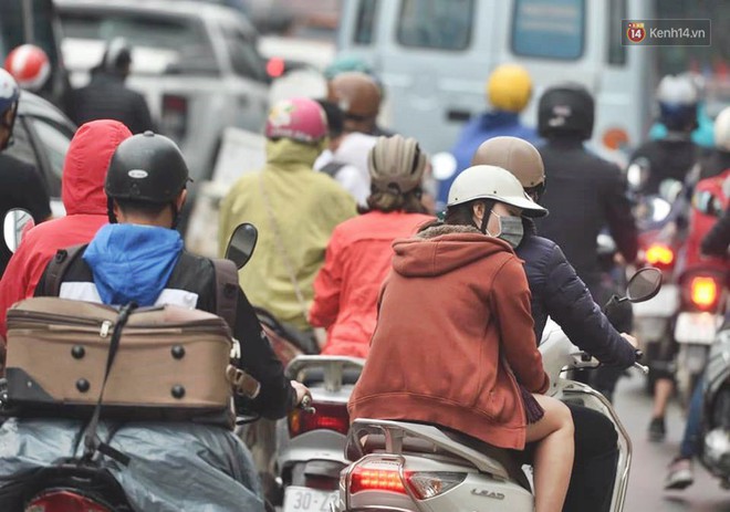 Hà Nội: Người dân vừa chạy xe vừa ngáp ngắn ngáp dài trong buổi sáng làm việc đầu tiên sau kỳ nghỉ Tết Kỷ Hợi - Ảnh 11.