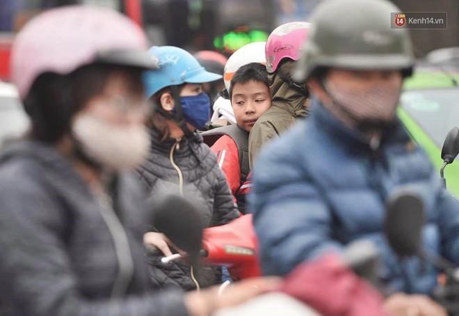 Hà Nội: Người dân vừa chạy xe vừa ngáp ngắn ngáp dài trong buổi sáng làm việc đầu tiên sau kỳ nghỉ Tết Kỷ Hợi - Ảnh 7.