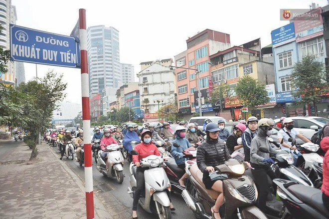 Hà Nội: Người dân vừa chạy xe vừa ngáp ngắn ngáp dài trong buổi sáng làm việc đầu tiên sau kỳ nghỉ Tết Kỷ Hợi - Ảnh 13.