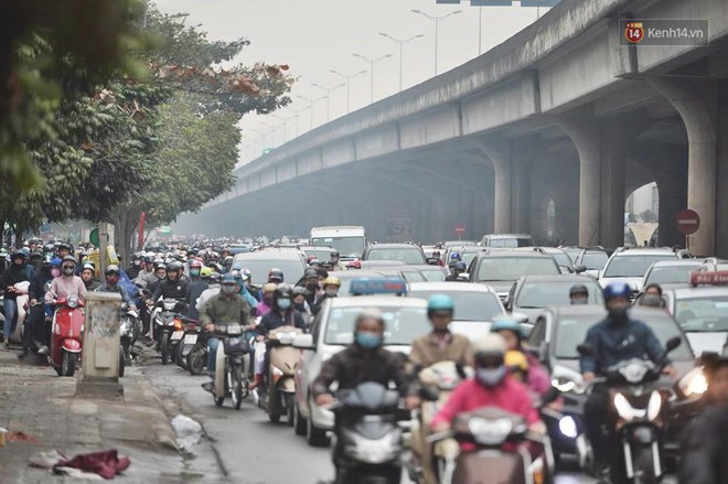 Hà Nội: Người dân vừa chạy xe vừa ngáp ngắn ngáp dài trong buổi sáng làm việc đầu tiên sau kỳ nghỉ Tết Kỷ Hợi - Ảnh 1.