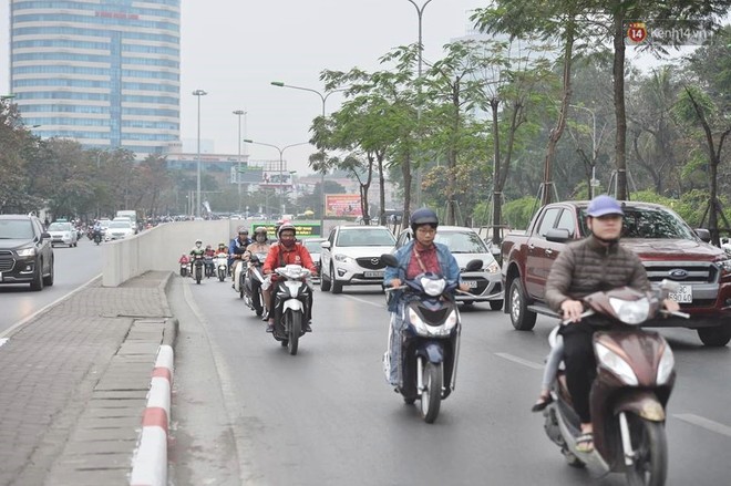 Hà Nội: Người dân vừa chạy xe vừa ngáp ngắn ngáp dài trong buổi sáng làm việc đầu tiên sau kỳ nghỉ Tết Kỷ Hợi - Ảnh 16.