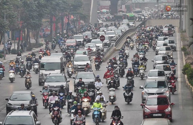 Hà Nội: Người dân vừa chạy xe vừa ngáp ngắn ngáp dài trong buổi sáng làm việc đầu tiên sau kỳ nghỉ Tết Kỷ Hợi - Ảnh 12.