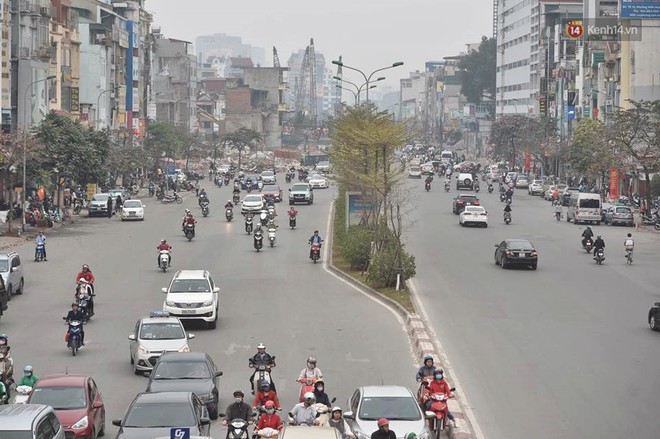 Hà Nội: Người dân vừa chạy xe vừa ngáp ngắn ngáp dài trong buổi sáng làm việc đầu tiên sau kỳ nghỉ Tết Kỷ Hợi - Ảnh 14.