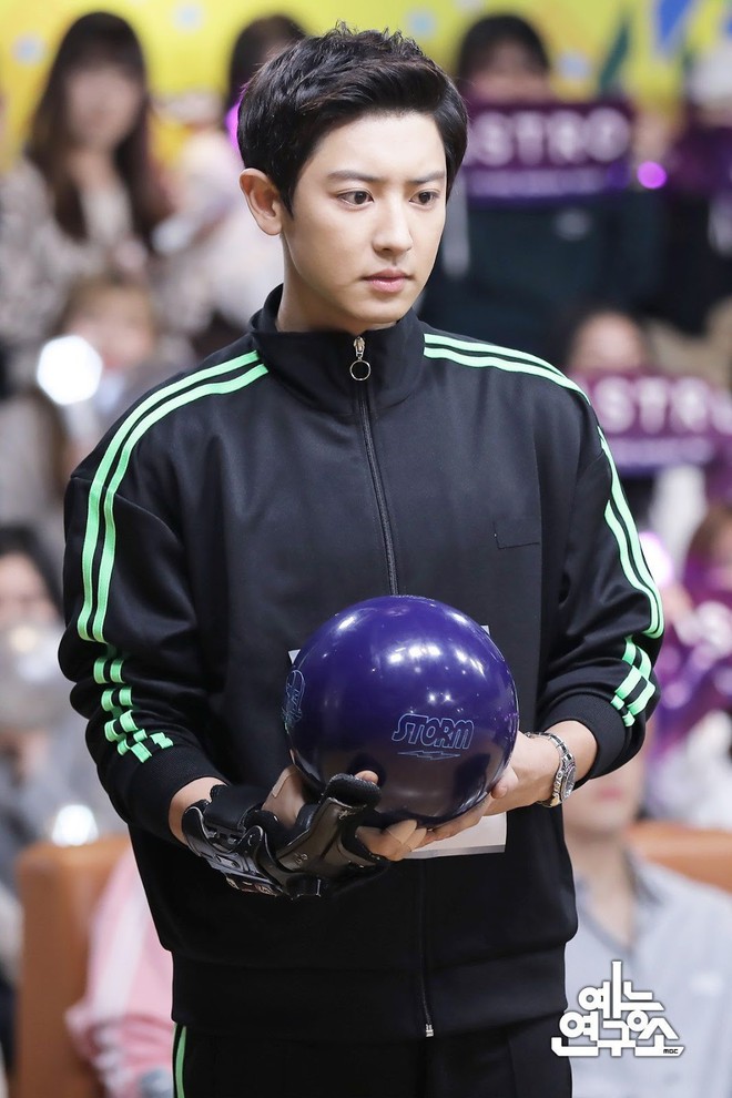 Chanyeol (EXO) chơi bowling hay quay phim điện ảnh mà đẹp xuất sắc thế này? - Ảnh 1.
