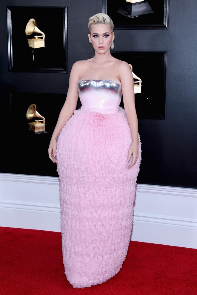 Mặc cùng một BST: Katy Perry trông lạ mắt, Kylie Jenner thì chiếm trọn spotlight tại Grammy vì... mặc xấu - Ảnh 1.